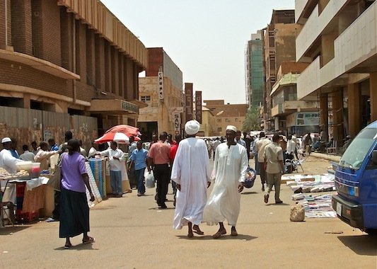 السودان.. بنوك داخل سوق كبير تشكو المهددات وعمليات سلب والسلطات تتدخل