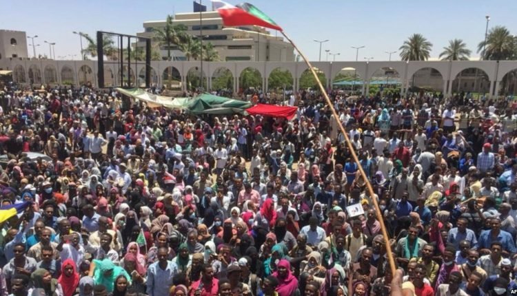 مطالبة من جهات دولية للحكومة السودانية بعد الاحتجاجات أمام قيادة الجيش