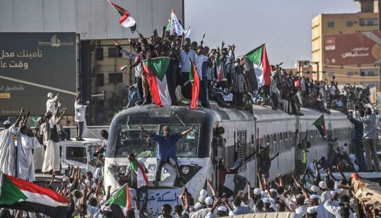 السودان : قطار يحمل آلاف الثوار يصل ساحة الإعتصام أمام قيادة الجيش