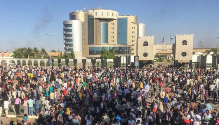 محاولات لفض اعتصام القيادة بالحديث عن انتشار "مرض مُرعب" بين الثوار