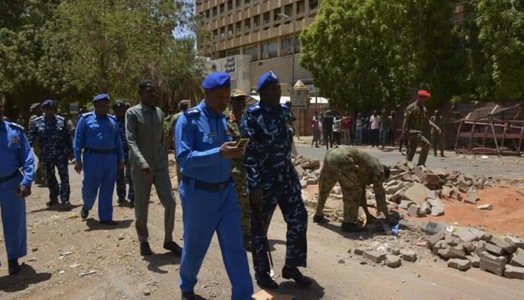 السلطات السودانية تزيل المتاريس وتنشر قوات الشرطة والحرية والتغيير تستمر بالاعتصام