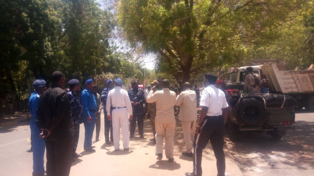 السلطات السودانية تزيل المتاريس وتنشر قوات الشرطة والحرية والتغيير تستمر بالاعتصام السلطات السودانية تزيل المتاريس وتنشر قوات الشرطة والحرية والتغيير تستمر بالاعتصامالسلطات السودانية تزيل المتاريس وتنشر قوات الشرطة والحرية والتغيير تستمر بالاعتصام
