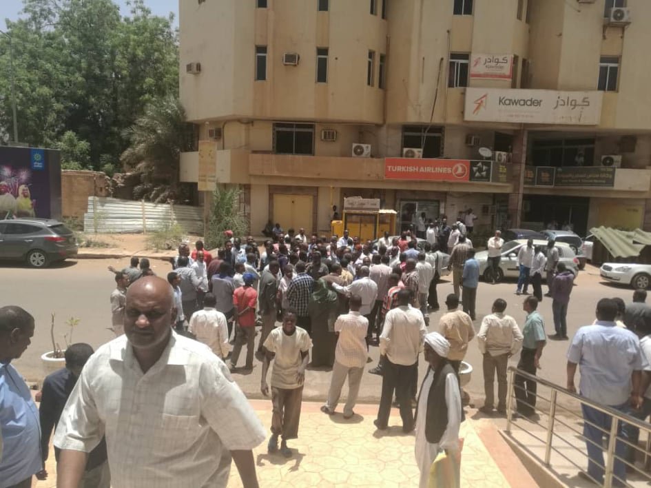 ضعف المرتبات يضرب "سوداني".. العاملون ينظمون وقفة احتجاجية