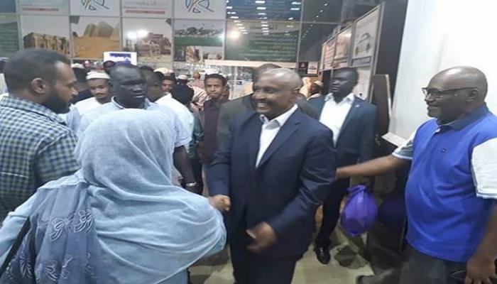 قائد مُعارض يكشف عن رسائل من قادة المجلس العسكري تطالبه بمغادرة السودان