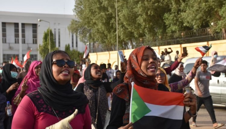 كنداكات السودان يُطالبنّ بنصف السُلطة
