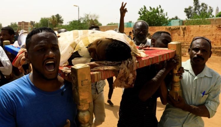 العثور على جثث جديدة وتواصل المظاهرات في السودان
