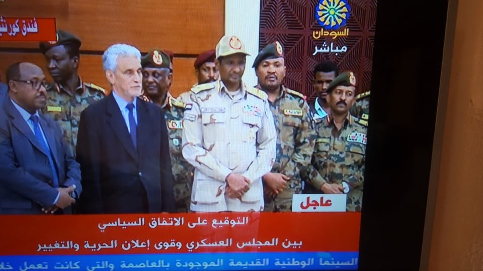 توقيع الاتفاق السياسي بين العسكري وقوى التغيير وتأجيل الدستوري..دموع وزغاريد (بالصور)