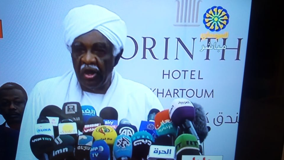 توقيع الاتفاق السياسي بين العسكري وقوى التغيير وتأجيل الدستوري..دموع وزغاريد (بالصور)