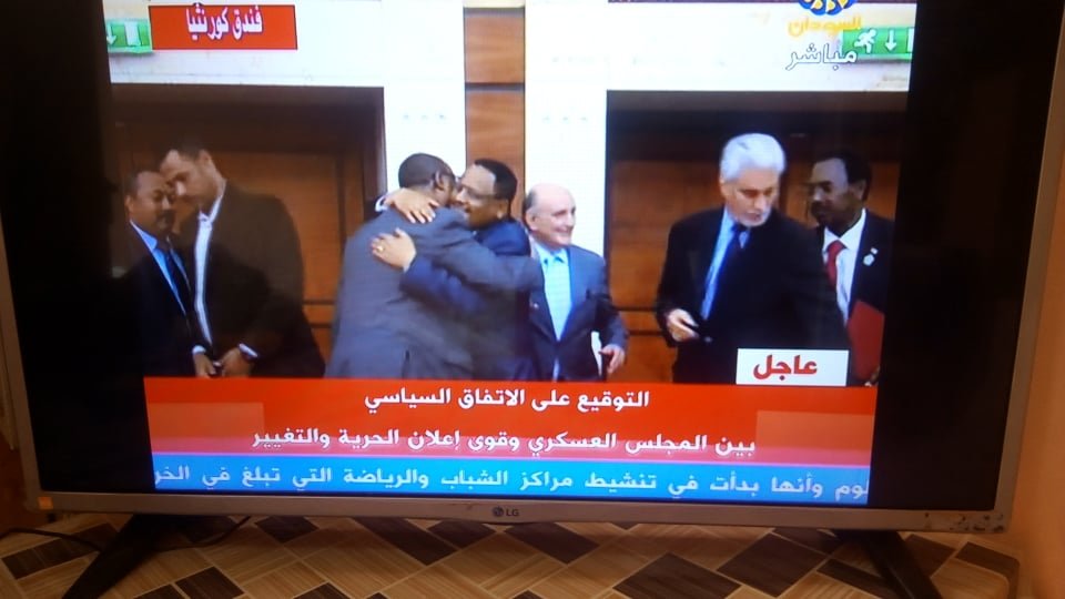 توقيع الاتفاق السياسي بين العسكري وقوى التغيير وتأجيل الدستوري..دموع وزغاريد (بالصور)