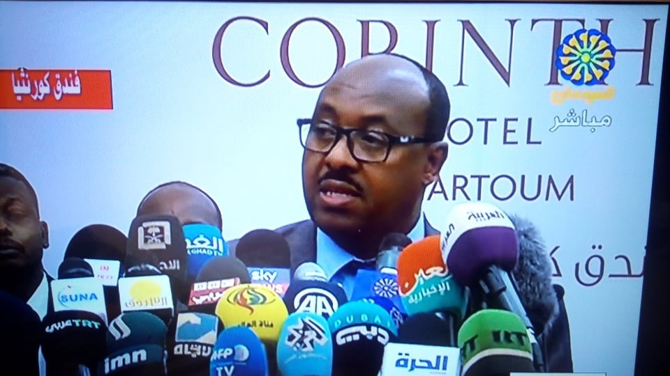 توقيع الاتفاق السياسي بين العسكري وقوى التغيير وتأجيل الدستوري..دموع وزغاريد (بالصور)