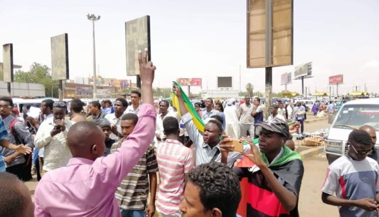 عسكر السودان يواجهون مسيرات الشهداء بقنابل الغاز وتغيير اسماء الساحة الخضراء وشارع الانقاذ