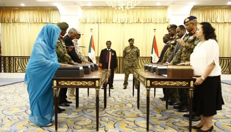 البرهان والعسكريين بالمجلس السيادي في مأزق بسبب موقف تصعيدي من 6 اعضاء مدنيين
