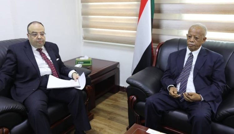 الخارجية السودانية تستدعي السفير المصري بعد اعتقال طالب والخرطوم تنتفض