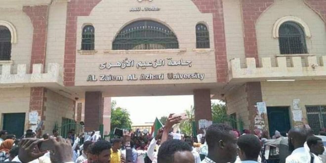 وقوع اصابات في اشتباكات طلابية بجامعة الزعيم الازهري والشرطة تتدخل وتطلق قنابل الغاز (بالصور والفيديو)