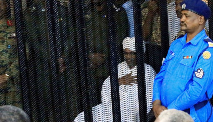 الدفاع عن الرئيس السوداني المخلوع.. البشير يعاني بالزنزانة من السخانة والباعوض وروائح الصرف الصحي وسنلجأ للدستورية في هذه الحالة