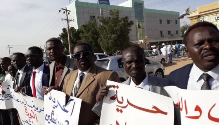 محامي دارفور تلوح بالتظاهر ضد وزارة العدل
