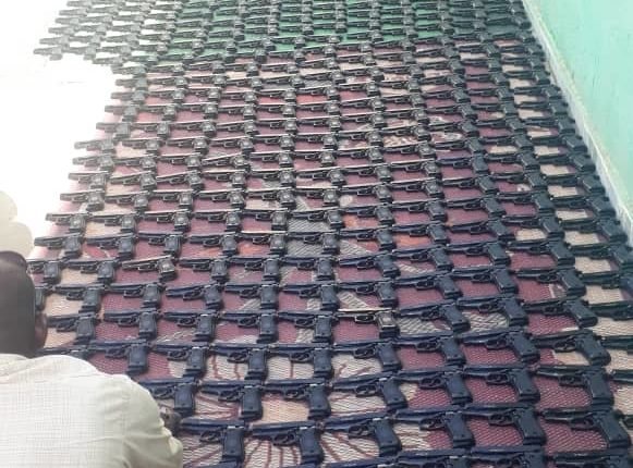 (1260) قطعة سلاح تدخل السودان من دولة مجاورة وتصريحات لمدير مكافحة التهريب (1260) قطعة سلاح تدخل السودان من دولة مجاورة وتصريحات لمدير مكافحة التهريب