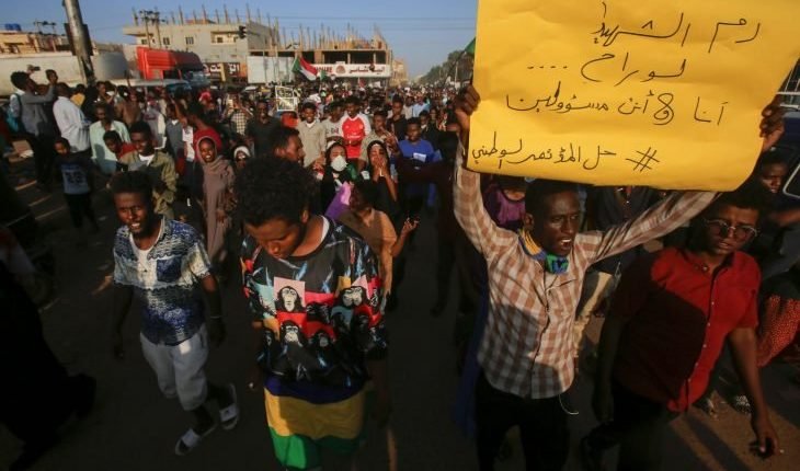 سودانيون يتظاهرون بشوارع الخرطوم في مليونية جديدة وحمدوك يتسلم مذكرة بمطالب عاجلة