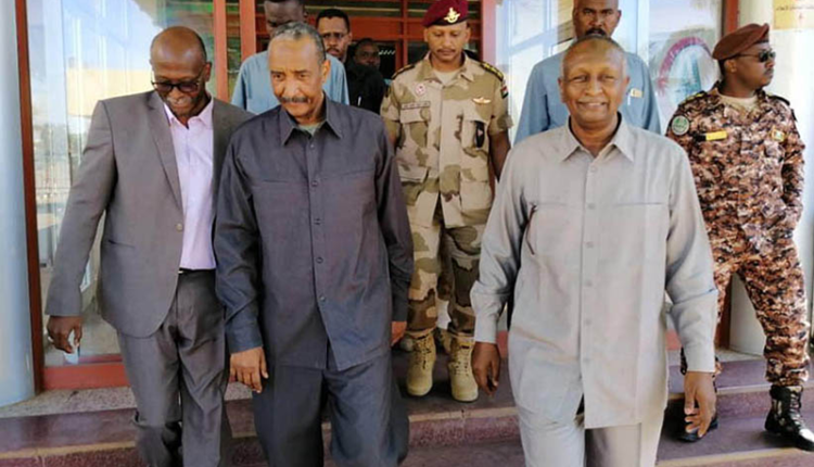 رئيس مجلس السيادة السوداني يزور مصابي حريق مصنع السراميك