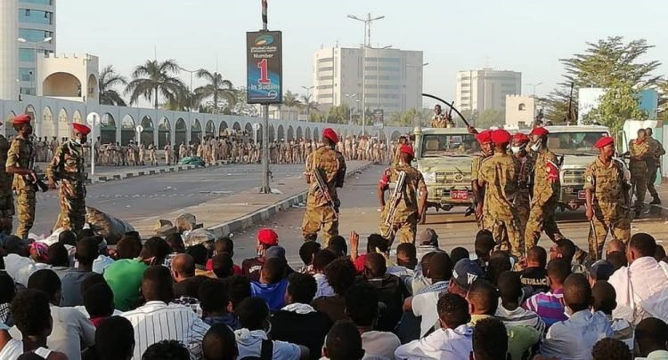 انباء عن محاولة انقلابية.. الجيش يغلق طريق القيادة العامة بصورة مفاجئة ويكشف التفاصيل وازدحام يشل المرور بالخرطوم