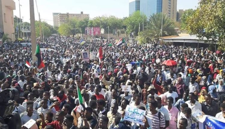 حشود ضخمة للمتظاهرين السودانيين في ذكرى ثورة ديسمبر تطالب بالقصاص للشهداء وهتافات تشق سماء الخرطوم