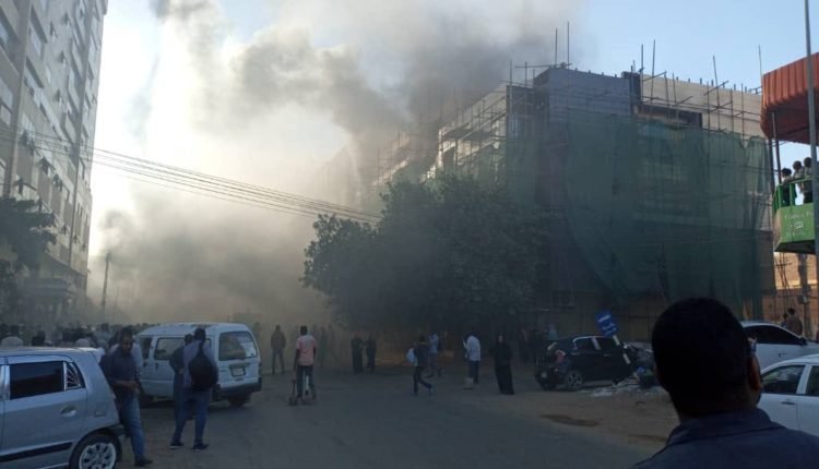 عاجل: بالفيديو حريق ضخم في بنك النيل الازرق المشرق بالخرطوم وألسنة النيران تغطي الخرطوم