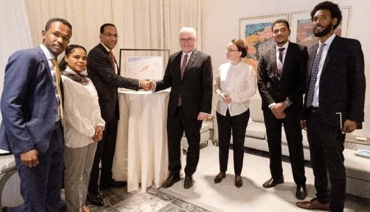 تجمع المهنيين السودانيين يهدي الرئيس الألماني خارطة غير معلنة لدخول الثوار إلى قيادة الجيش لإعلان الاعتصام