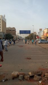 بالصور..الثوار يحتلون شوارع الخرطوم ..إغلاق طرق بالمتاريس والسيارات تعكس مسارات في وسط الخرطوم