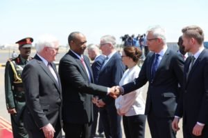 بالصور .. وصول الرئيس الألماني إلى السودان وانحنائه للعلم والبرهان على رأس مستقبليه