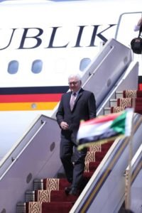 بالصور .. وصول الرئيس الألماني إلى السودان وانحنائه للعلم والبرهان على رأس مستقبليه