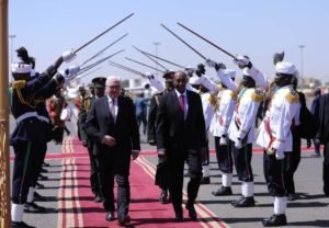 بالصور .. وصول الرئيس الألماني إلى السودان وانحنائه للعلم والبرهان على رأس مستقبليه