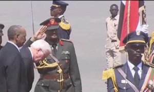 بالصور .. وصول الرئيس الألماني إلى السودان وانحنائه للعلم والبرهان على رأس مستقبليه بالصور .. وصول الرئيس الألماني إلى السودان وانحنائه للعلم والبرهان على رأس مستقبليه