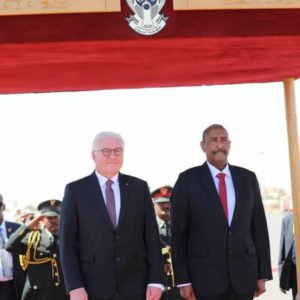 بالصور .. وصول الرئيس الألماني إلى السودان وانحنائه للعلم والبرهان على رأس مستقبليه