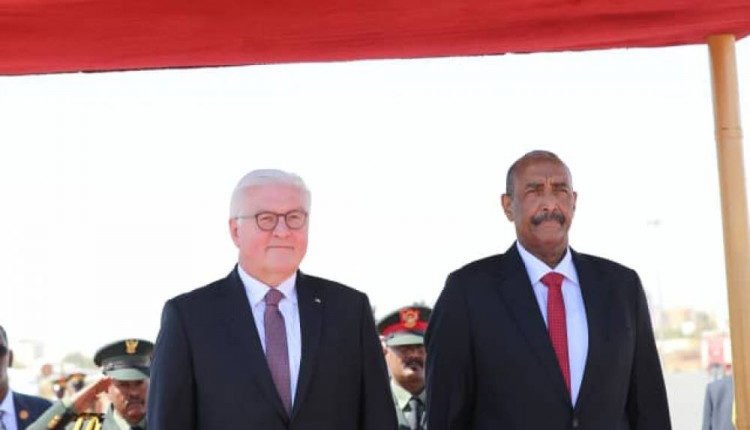 بالصور .. وصول الرئيس الألماني إلى السودان وانحنائه للعلم والبرهان على رأس مستقبليه
