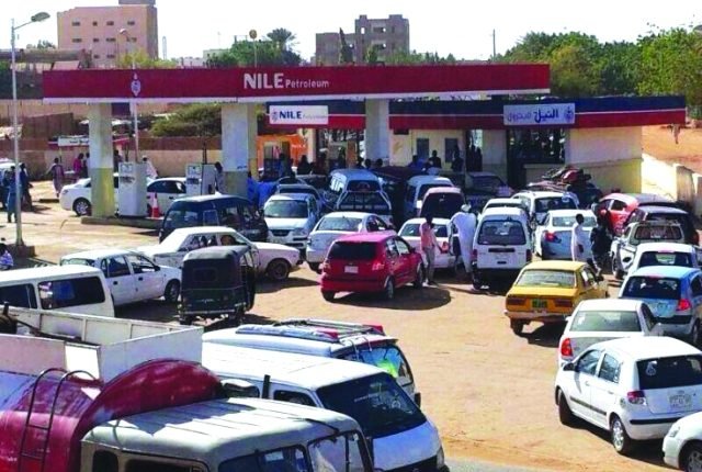 السودان: إيقاف بيع البنزين المدعوم و تحديد سعر جديد للجالون بجميع محطات الوقود