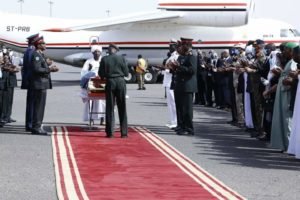 بالصور تشييع وزير الدفاع السوداني جمال عمر في مطار الخرطوم