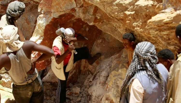 مصرع 11 شخصا إثر انهيار منجم ذهب شرق السودان
