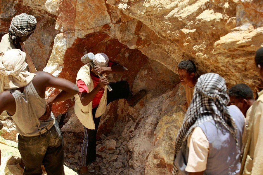 شركة تعدين تتبع لشقيق حميدتي تتنازل لحكومة السودان عن مربع لتنقيب الذهب بجبل عامر