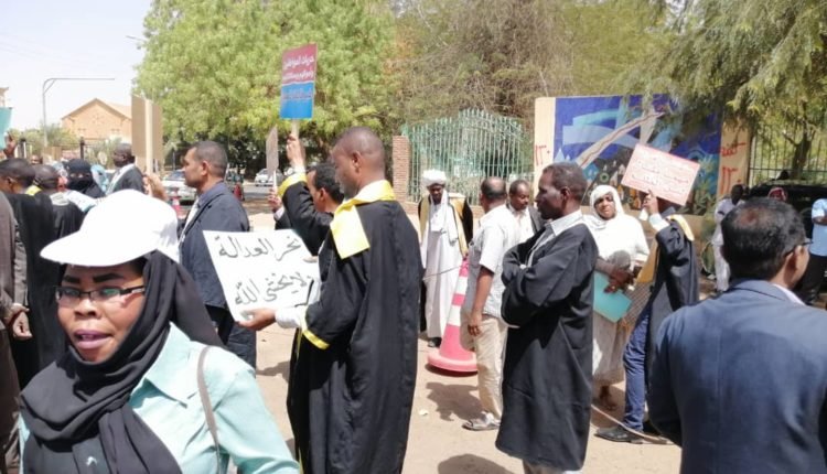 السودان: محامون ينفذون وقفة احتجاجية ويسلمون المجلس السيادي مذكرة