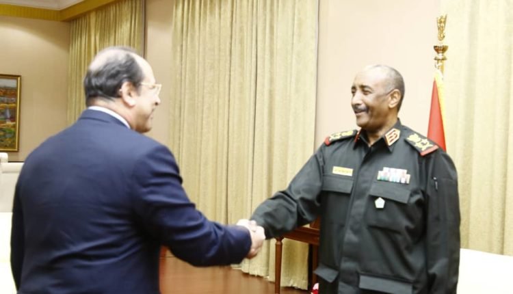 تفاصيل لقاء بين مدير المخابرات المصري والبرهان بعد محاولة اغتيال حمدوك