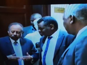 تاق برس يرصد بالصور..اول ظهور لرئيس الوزراء السوداني عبد الله حمدوك بعد محاولة اغتياله واستقبال حاشد من وزراء حكومته وقوى الحرية والتغيير