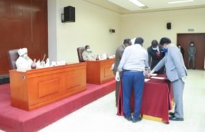 عاجل .. بالصور .. رئيس لجنة الطوارئ الاقتصادية حميدتي ونائبه حمدوك وأعضاء اللجنة يؤدون القسم لبدء عملهم رسميا