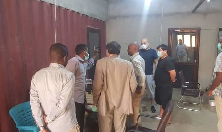وزارة المعادن توقف مصنع صيني ينتج مواد سامة والعمل بدون تصديق