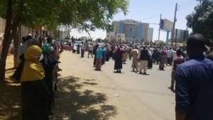 بالفيديو والصور .. مظاهرات تصل شارع القيادة وإصابات وسط المتظاهرين بعد تدخل الشرطة والجيش يغلق المداخل وازدحاما مروريا خانقا وسط الخرطوم