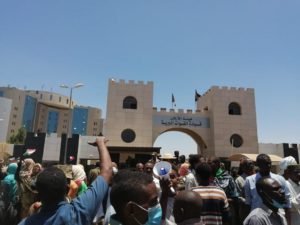 بالفيديو والصور .. مظاهرات تصل شارع القيادة وإصابات وسط المتظاهرين بعد تدخل الشرطة والجيش يغلق المداخل وازدحاما مروريا خانقا وسط الخرطوم