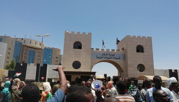 بالفيديو والصور .. مظاهرات تصل شارع القيادة وإصابات وسط المتظاهرين بعد تدخل الشرطة والجيش يغلق المداخل وازدحاما مروريا خانقا وسط الخرطوم