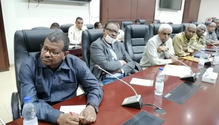 تحذيرات للحكومة بعدم التهاون في الاغلاق التام واتجاه لتقليل ساعات التسوق