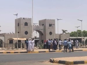 وقفة احتجاجية لأسر معتقلي النظام السابق امام القصر الجمهوري والقيادة العامة للجيش