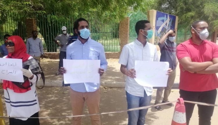 وقفة احتجاجية لأسر معتقلي النظام السابق امام القصر الجمهوري والقيادة العامة للجيش