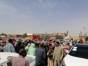 بالصور والفيديو ...الشرطة تتصدى لموكب "معاش الناس" والجيش يتدخل واعتقال قائد الحراك ونساء